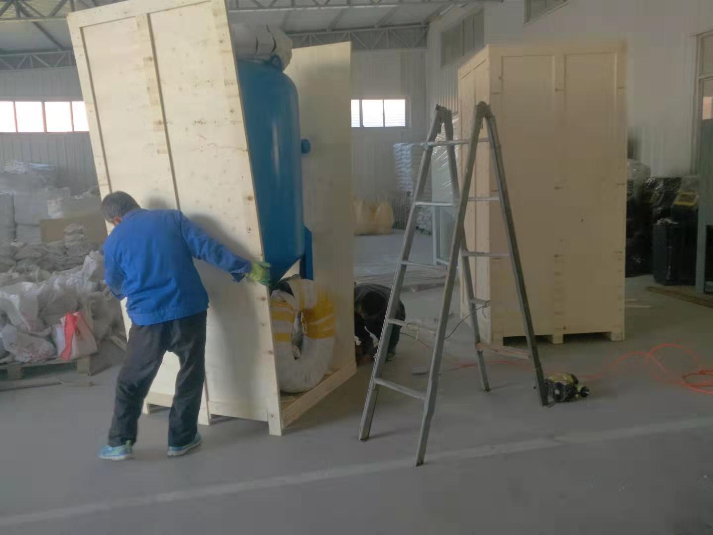 國(guó)外客戶兩臺(tái)噴砂機(jī)今日裝木箱發(fā)貨